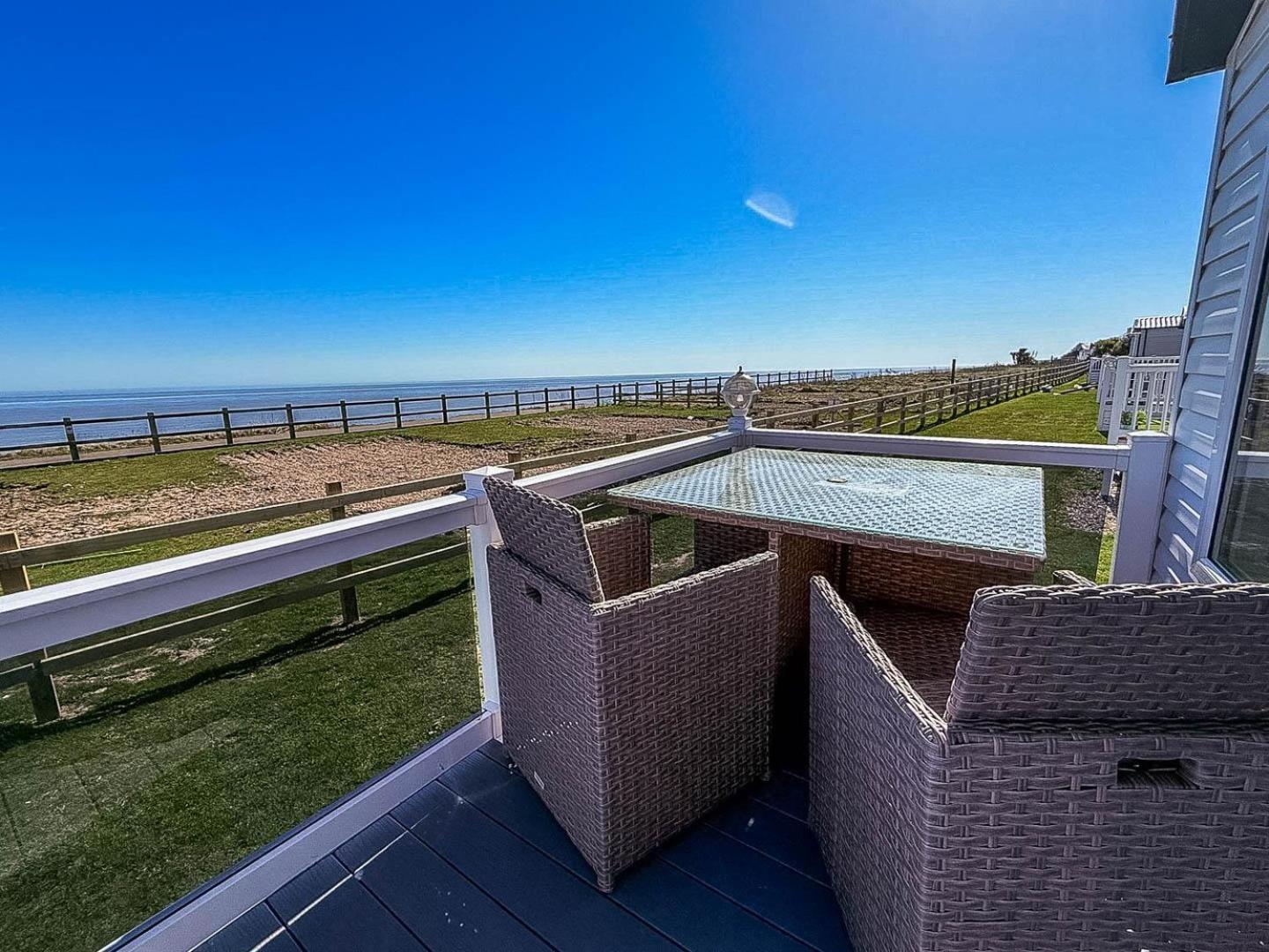 Stunning 6 Berth Lodge With Full Sea Views In Suffolk Ref 68007Cr ローストフト エクステリア 写真